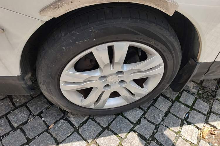 Used Peugeot 3008 2015 1.6THP Automatic Trend Edition Left Front Wheel Hub