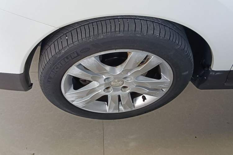 Used Peugeot 3008 2015 1.6THP Automatic Classic Edition Left Front Wheel Hub