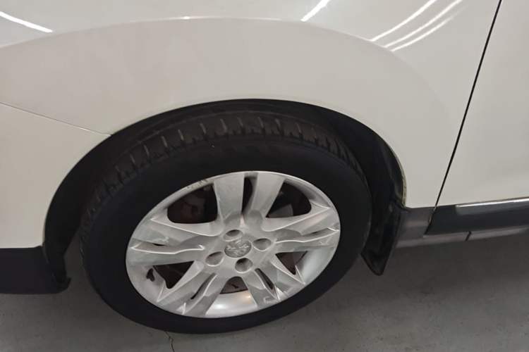 Used Peugeot 3008 2015 2.0L Automatic Classic Edition Left Front Wheel Hub