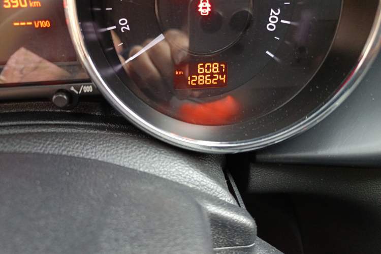 Used Peugeot 3008 2015 2.0L Manual Classic Edition Odometer Close Up