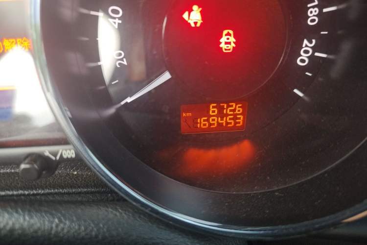 Used Peugeot 3008 2015 2.0L Manual Classic Edition Odometer Close Up