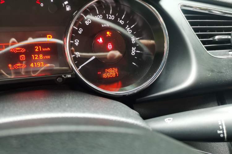 Used Peugeot 3008 2015 2.0L Automatic Classic Edition Odometer Close Up