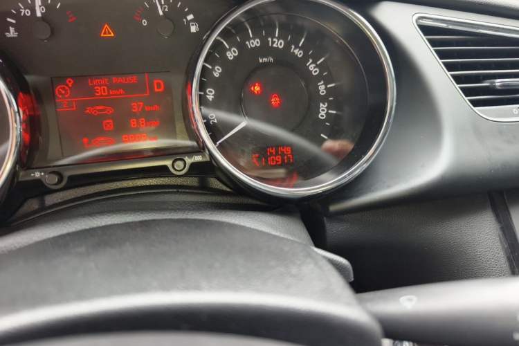 Used Peugeot 3008 2015 1.6THP Automatic Classic Edition Odometer Close Up