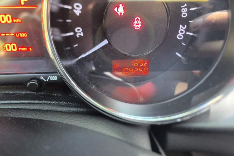 Used Peugeot 3008 2015 1.6THP Automatic Classic Edition Odometer Close Up