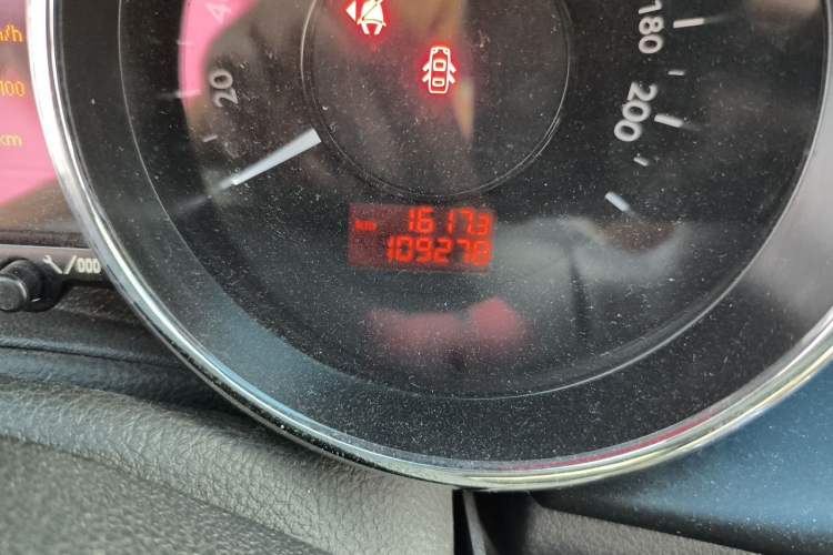 Used Peugeot 3008 2015 1.6THP Roland Garros Edition Odometer Close Up
