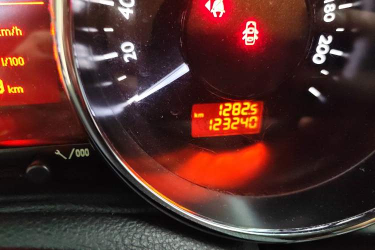 Used Peugeot 3008 2015 2.0L Automatic Trend Edition Odometer Close Up