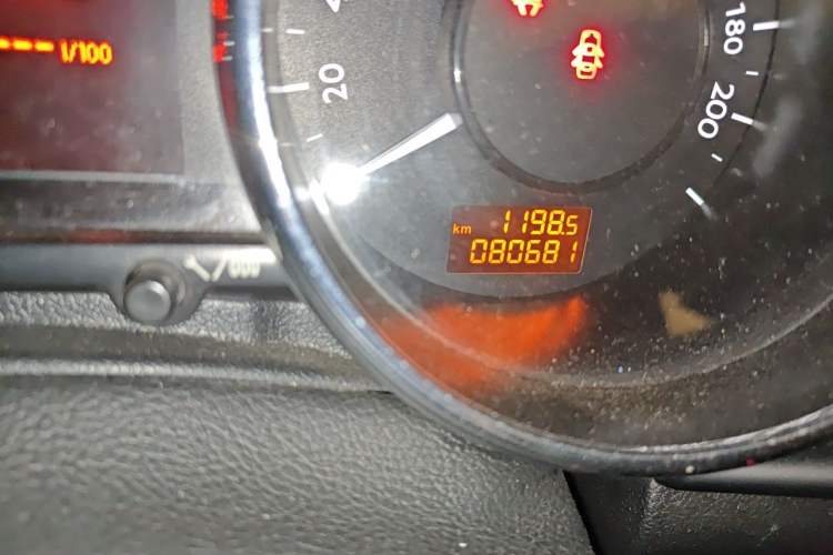 Used Peugeot 3008 2015 2.0L Manual Classic Edition Odometer Close Up