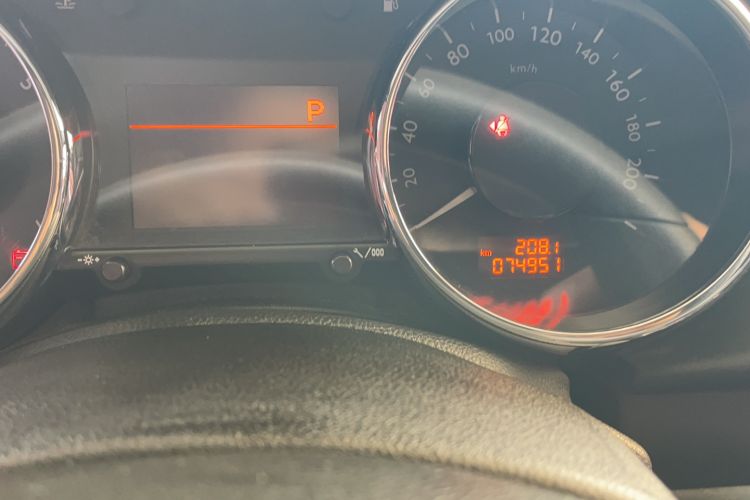 Used Peugeot 3008 2015 2.0L Automatic Classic Edition Odometer Close Up