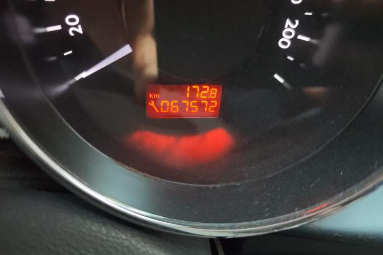Used Peugeot 3008 2015 2.0L Manual Classic Edition Odometer Close Up