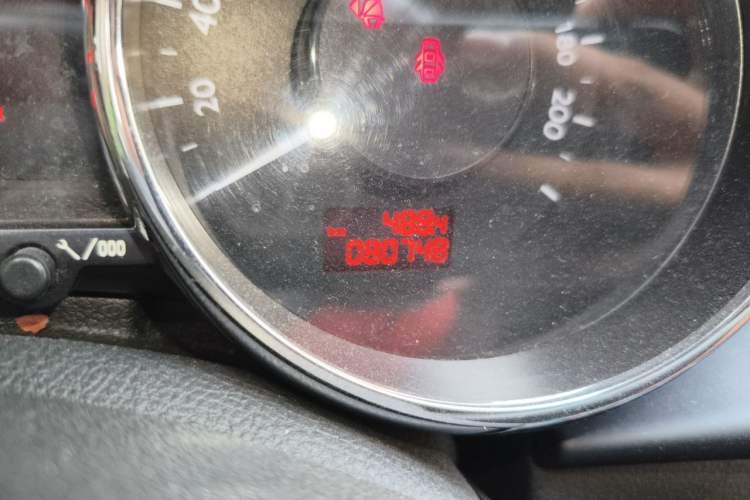 Used Peugeot 3008 2015 2.0L Automatic Classic Edition Odometer Close Up