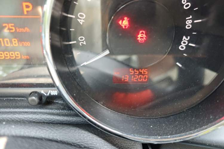 Used Peugeot 3008 2015 2.0L Automatic Classic Edition Odometer Close Up