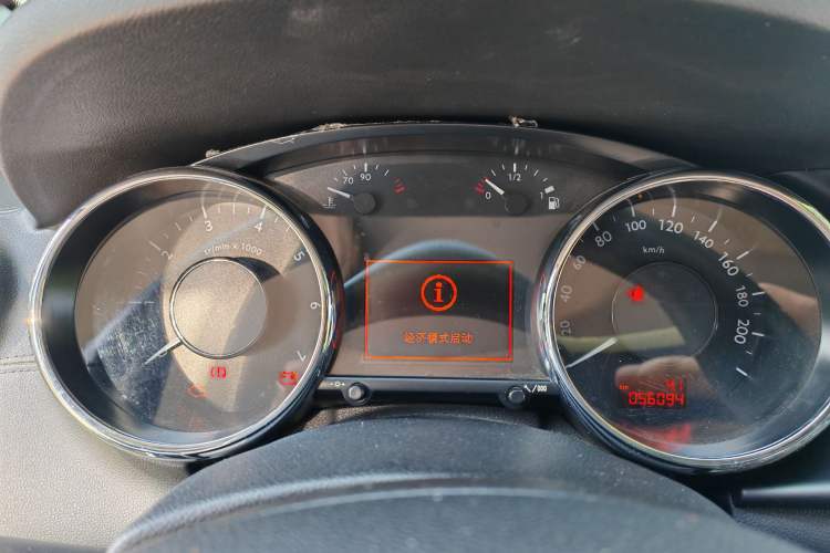 Used Peugeot 3008 2015 2.0L Automatic Classic Edition Odometer Close Up