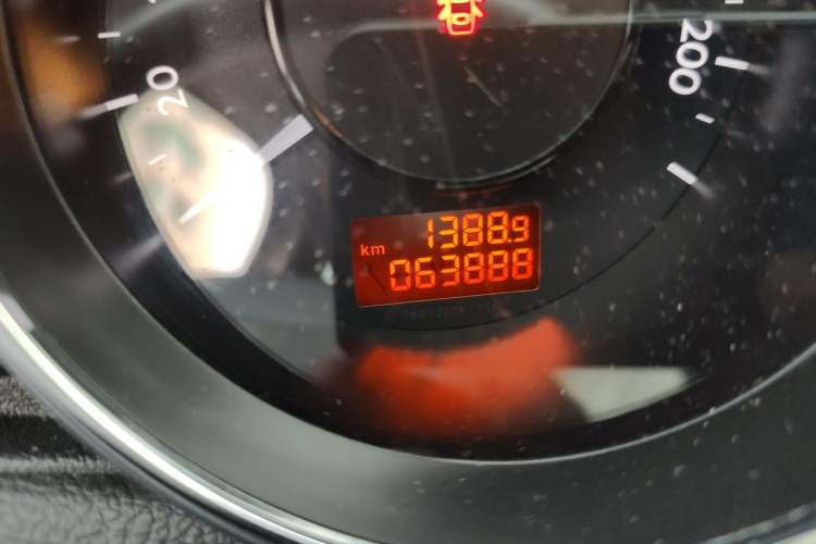 Used Peugeot 3008 2015 2.0L Automatic Classic Edition Odometer Close Up