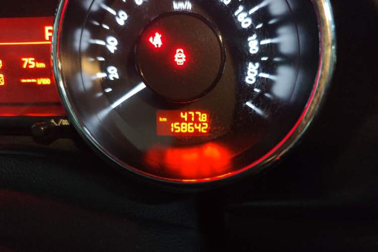 Used Peugeot 3008 2015 2.0L Automatic Classic Edition Odometer Close Up