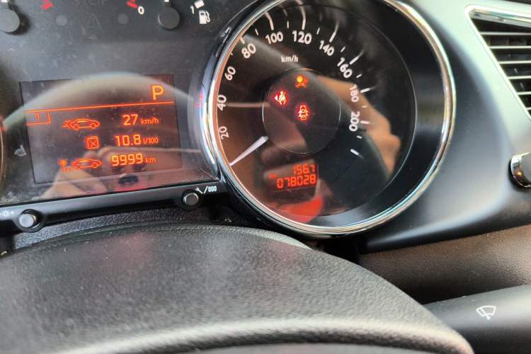 Used Peugeot 3008 2015 2.0L Automatic Classic Edition Odometer Close Up