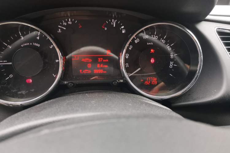 Used Peugeot 3008 2015 2.0L Automatic Classic Edition Odometer Close Up