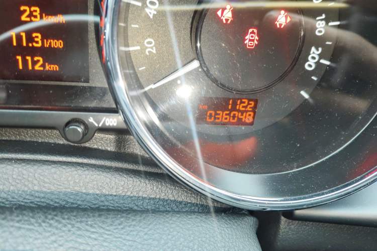 Used Peugeot 3008 2015 2.0L Automatic Classic Edition Odometer Close Up