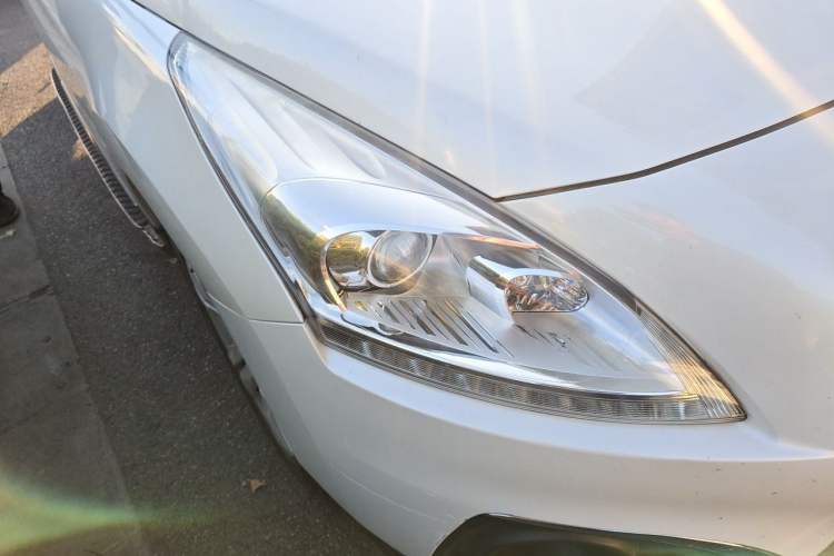 Used Peugeot 3008 2015 2.0L Automatic Trend Edition Right Front Headlight
