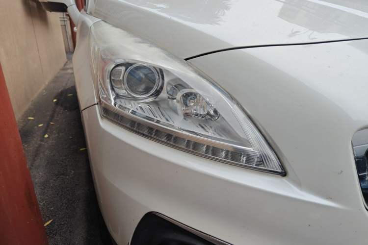 Used Peugeot 3008 2015 2.0L Automatic Trend Edition Right Front Headlight