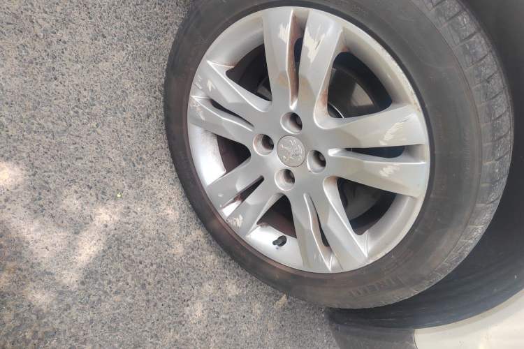 Used Peugeot 3008 2015 1.6THP Automatic Prestige Edition Right Front Wheel Hub