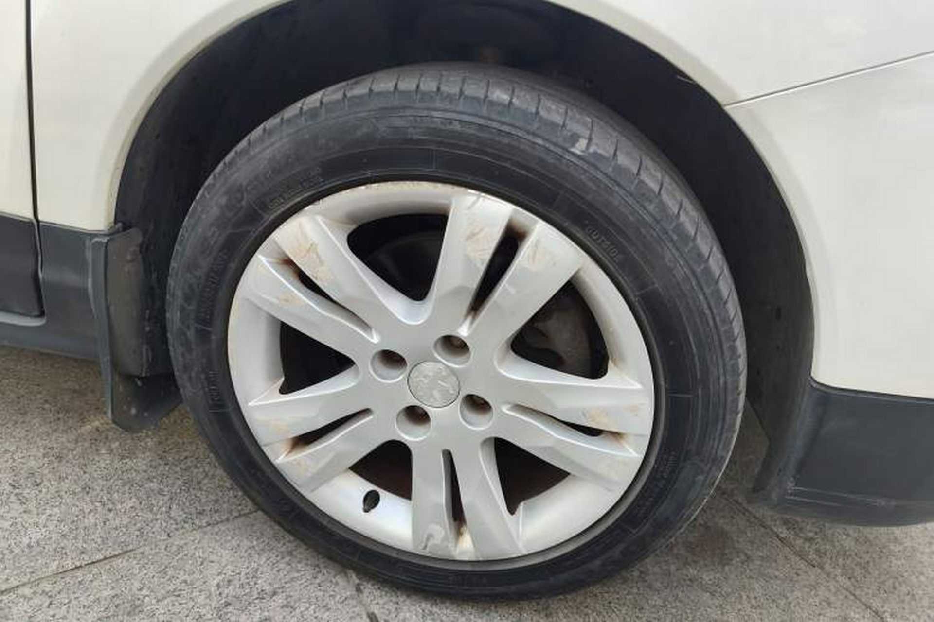 Used Peugeot 3008 2015 1.6THP Automatic Prestige Edition Right Front Wheel Hub