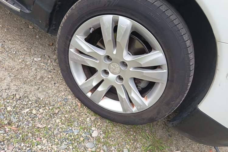 Used Peugeot 3008 2015 1.6THP Automatic Trend Edition Right Front Wheel Hub