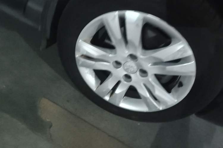 Used Peugeot 3008 2015 1.6THP Automatic Classic Edition Right Front Wheel Hub