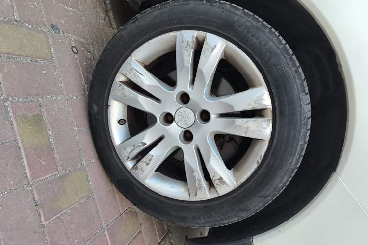 Used Peugeot 3008 2015 1.6THP Roland Garros Edition Right Front Wheel Hub