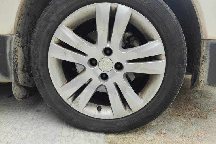 Used Peugeot 3008 2015 1.6THP Automatic Classic Edition Right Front Wheel Hub