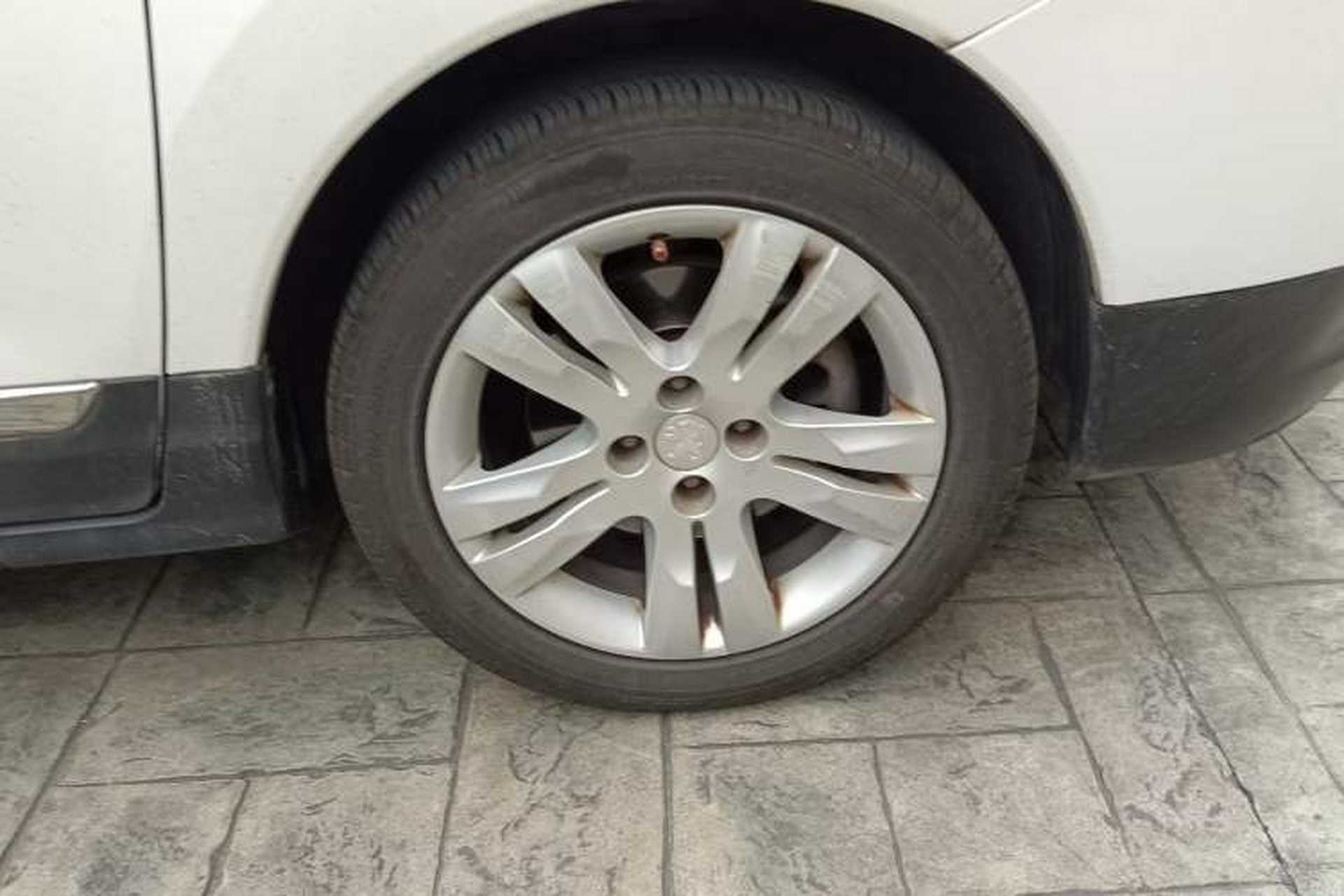 Used Peugeot 3008 2015 2.0L Automatic Classic Edition Right Front Wheel Hub