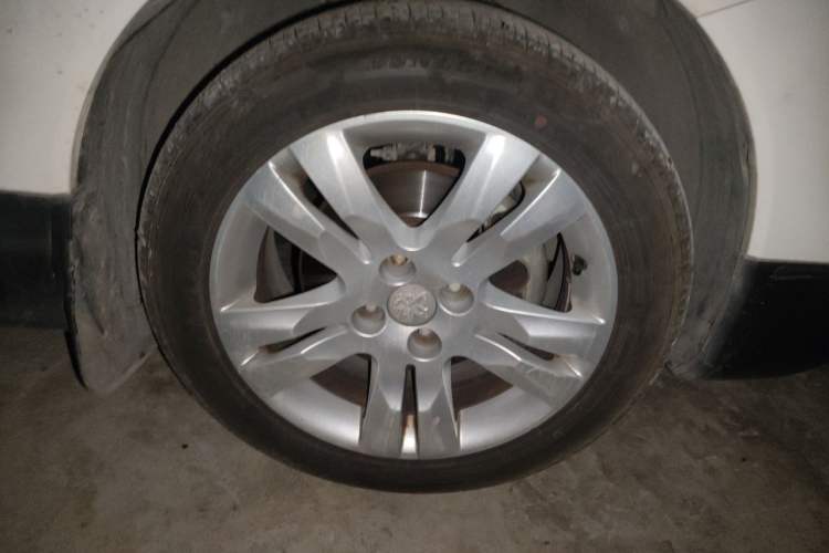 Used Peugeot 3008 2015 1.6THP Automatic Classic Edition Right Front Wheel Hub