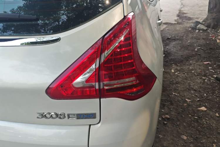 Used Peugeot 3008 2015 1.6THP Automatic Classic Edition Right Rear Taillight