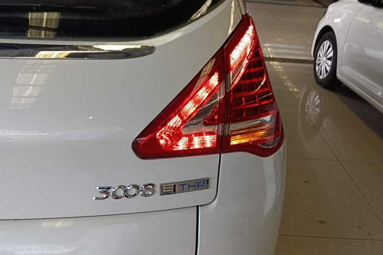 Used Peugeot 3008 2015 1.6THP Automatic Classic Edition Right Rear Taillight