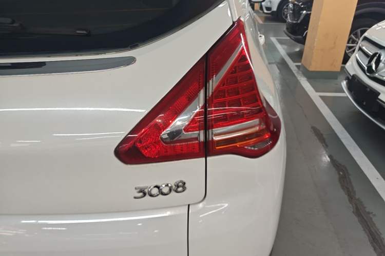Used Peugeot 3008 2015 2.0L Automatic Classic Edition Right Rear Taillight
