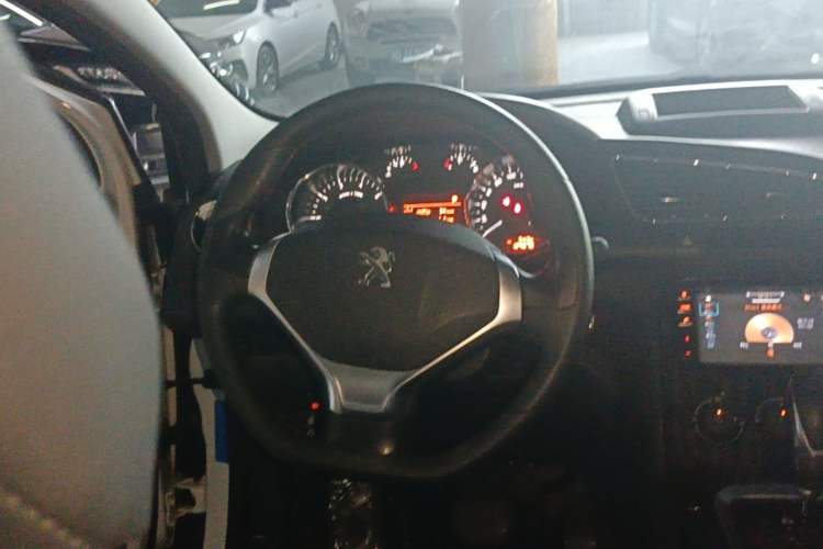 Used Peugeot 3008 2015 2.0L Automatic Classic Edition Steering Wheel