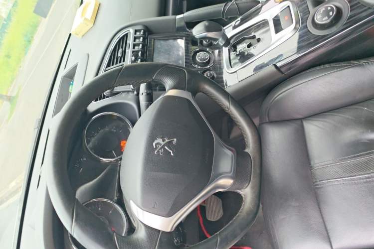 Used Peugeot 3008 2015 1.6THP Automatic Prestige Edition Steering Wheel