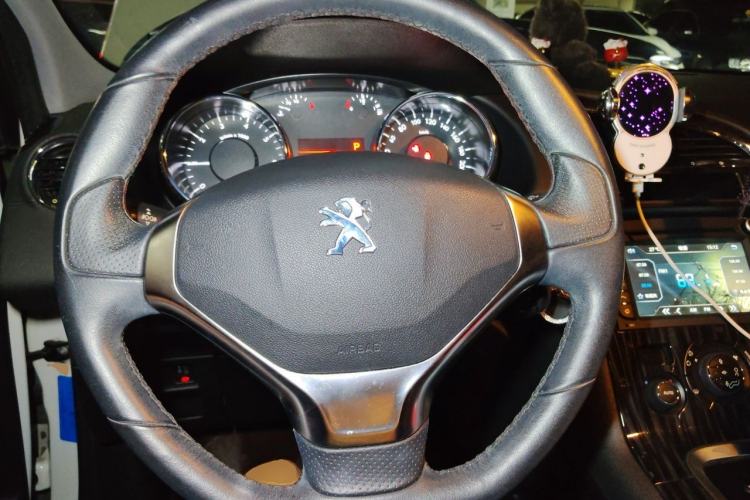 Used Peugeot 3008 2015 2.0L Automatic Trend Edition Steering Wheel