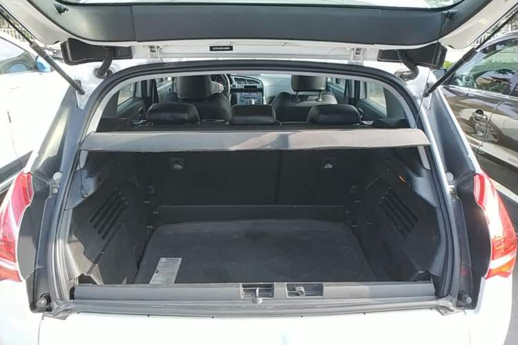 Used Peugeot 3008 2015 1.6THP Automatic Classic Edition Trunk