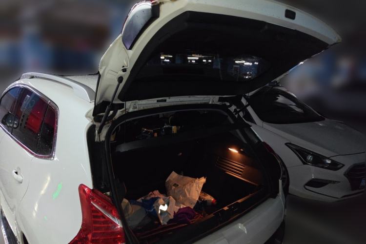 Used Peugeot 3008 2015 2.0L Automatic Classic Edition Trunk