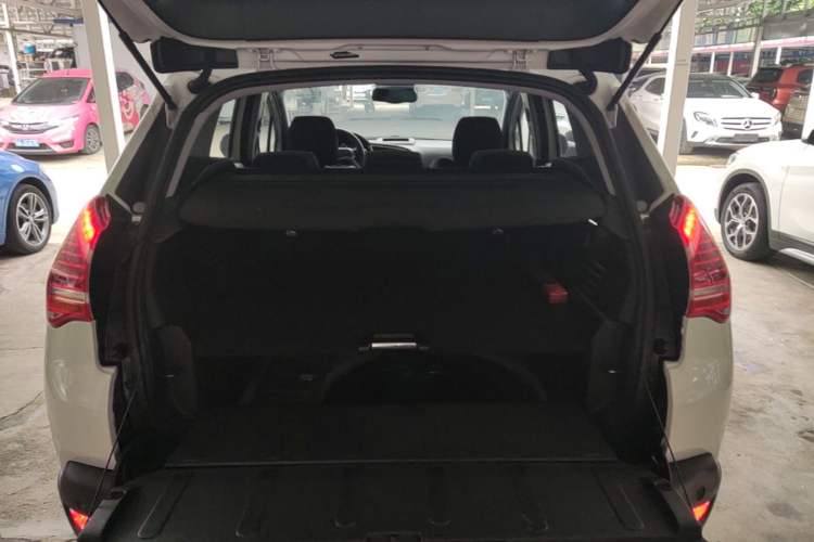 Used Peugeot 3008 2015 2.0L Automatic Classic Edition Trunk