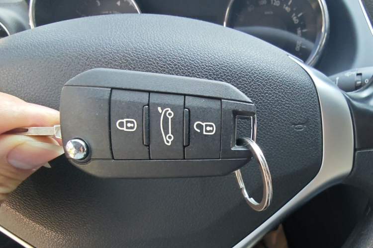 Used Peugeot 3008 2015 2.0L Automatic Classic Edition Vehicle Key