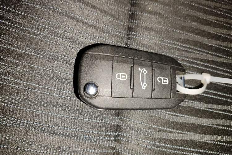 Used Peugeot 3008 2015 2.0L Manual Classic Edition Vehicle Key