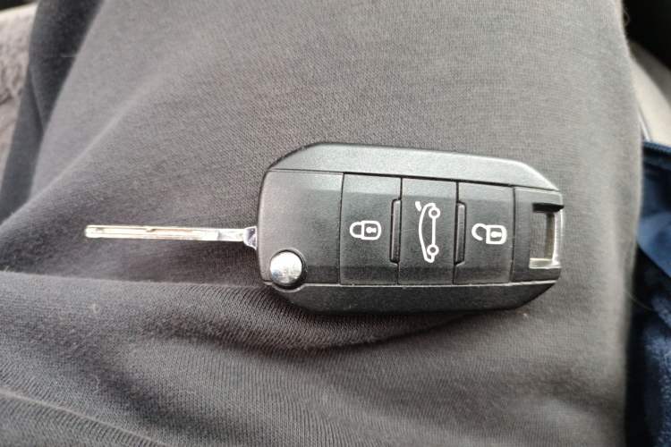 Used Peugeot 3008 2015 2.0L Manual Classic Edition Vehicle Key