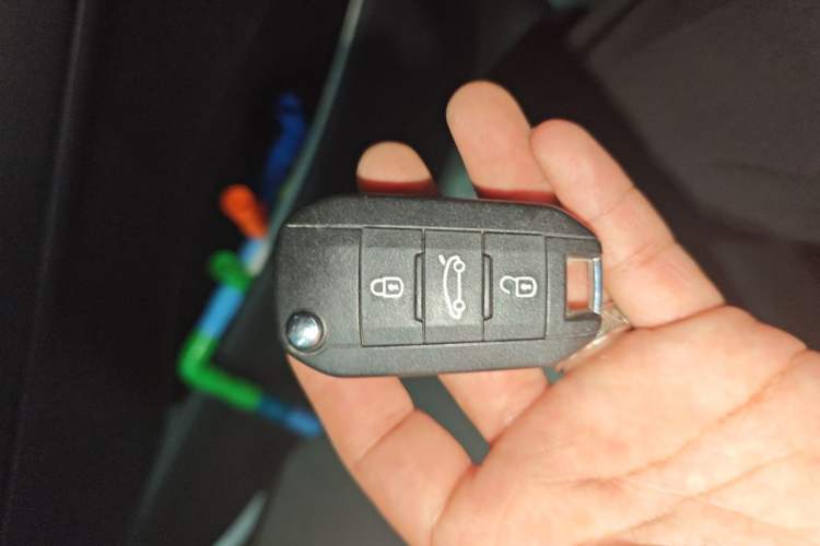 Used Peugeot 3008 2015 2.0L Automatic Classic Edition Vehicle Key