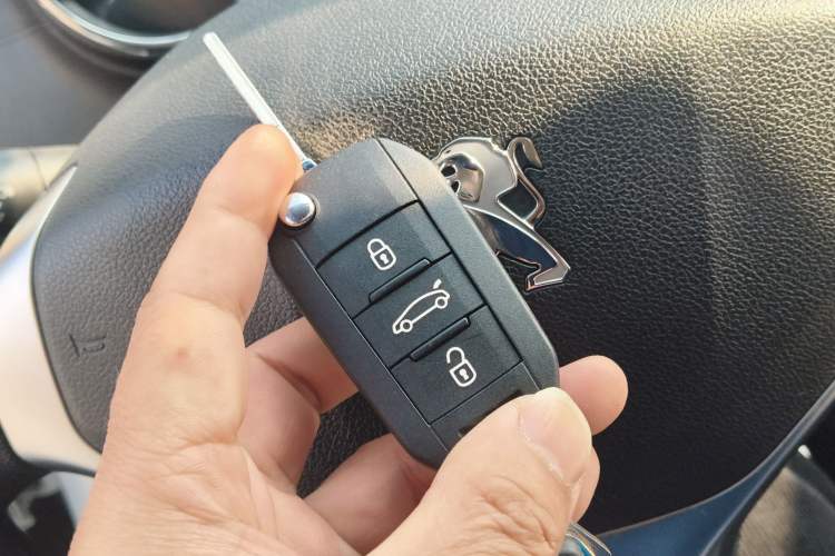 Used Peugeot 3008 2015 1.6THP Automatic Classic Edition Vehicle Key