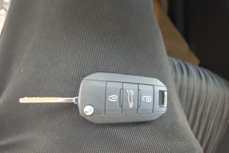 Used Peugeot 3008 2015 2.0L Automatic Classic Edition Vehicle Key