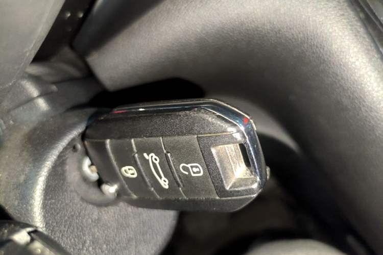 Used Peugeot 3008 2015 2.0L Automatic Trend Edition Vehicle Key