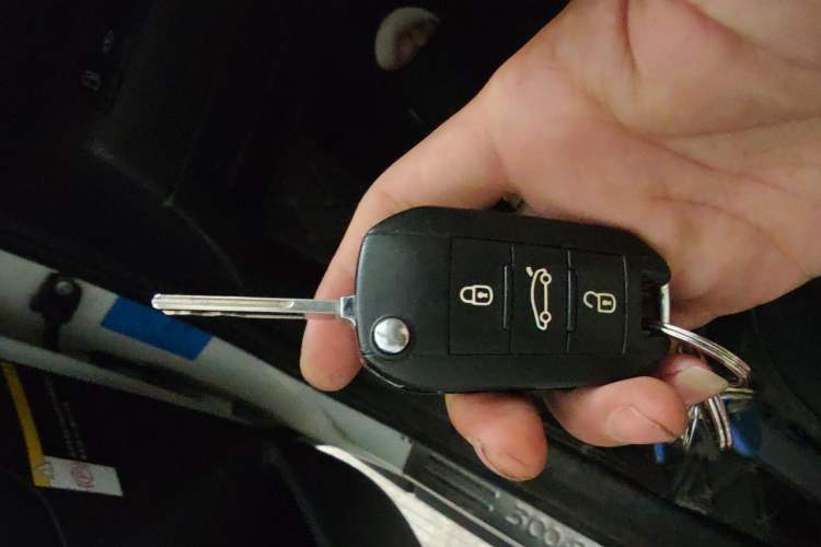 Used Peugeot 3008 2015 2.0L Automatic Classic Edition Vehicle Key
