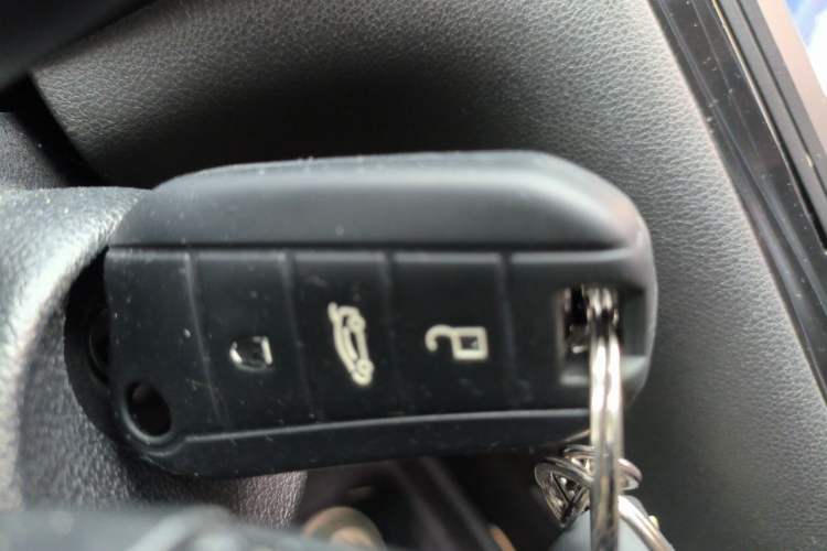 Used Peugeot 3008 2015 1.6THP Automatic Classic Edition Vehicle Key