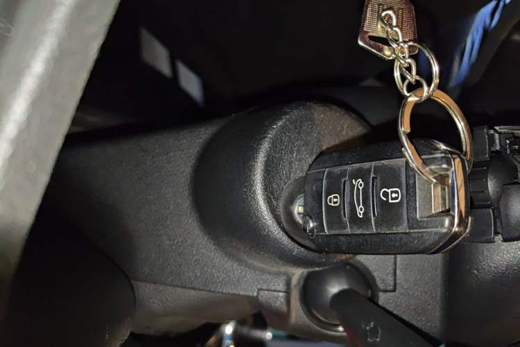 Used Peugeot 3008 2015 2.0L Manual Classic Edition Vehicle Key